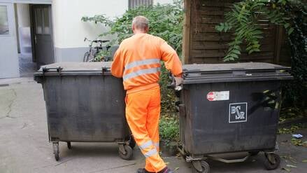 Ein Mitarbeiter der BSR im Dienst. (Symbolbild)