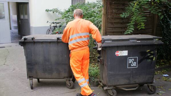 Ein Mitarbeiter der BSR im Dienst. (Symbolbild)