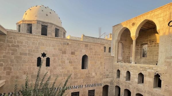 Das Bayt Wakil, das Haus des Seidenhändlers Isa Ibn Butros aus dem frühen 17. Jahrhundert, aus dem das Aleppo-Zimmer stammt, nach Vollendung der Restaurierung Oktober 2025. 