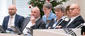 Kein Frohlocken in der ersten Reihe: Innenminister René Wilke (SPD), Finanzminister Robert Crumbach (BSW), Staatskanzleichefin Kathrin Schneider und Regierungschef Dietmar Woidke (beide SPD, v. l.) während der letzten Plenarsitzung des Jahres 2025.