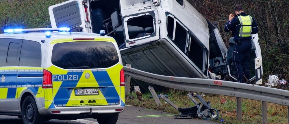 Der Transporter überschlug sich bei dem Unfall.