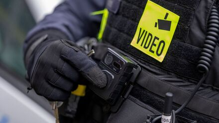 Berliner Polizei und Feuerwehr sollen flächendeckend mit Bodycams ausgestattet werden. (Archivbild) 