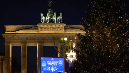 Vor wenigen Tagen wurde noch das Lichterzünden am Brandenburger Tor gefeiert. Nun soll ein Mann auf dem Pariser Platz den Hitlergruß gezeigt haben. (Archivbild)