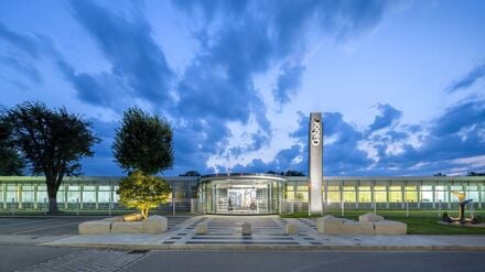  Der in Rosenheim ansässige Schuhhersteller ist vor allem für seine Damenschuhe bekannt. 