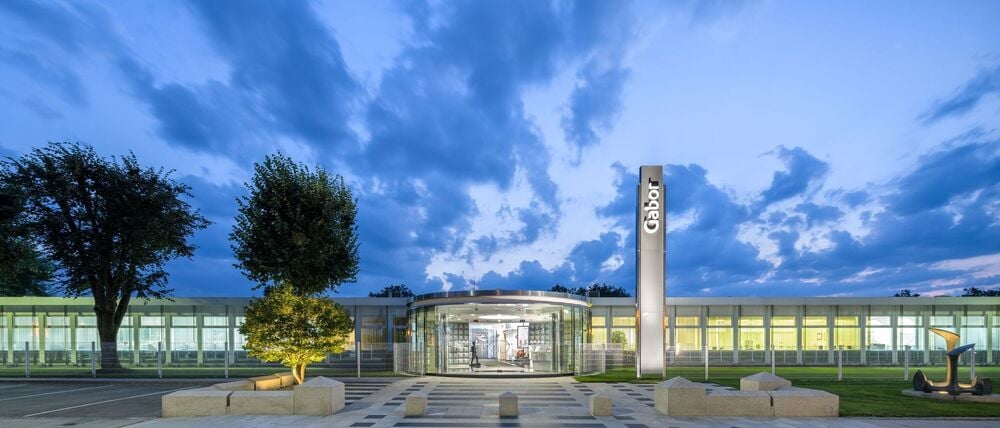  Der in Rosenheim ansässige Schuhhersteller ist vor allem für seine Damenschuhe bekannt. 