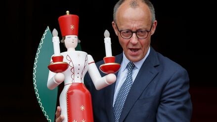Da war Weihnachten noch weit – Friedrich Merz (CDU) hat bei seinem offiziellen Antrittsbesuch als Kanzler in Sachsen Ende Oktober eine Engelsfigur aus dem Erzgebirge geschenkt bekommen.