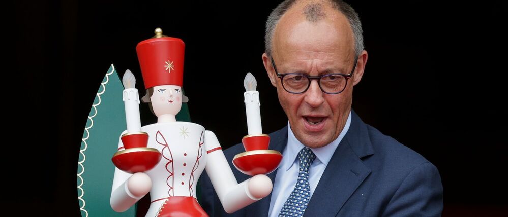 Da war Weihnachten noch weit – Friedrich Merz (CDU) hat bei seinem offiziellen Antrittsbesuch als Kanzler in Sachsen Ende Oktober eine Engelsfigur aus dem Erzgebirge geschenkt bekommen.