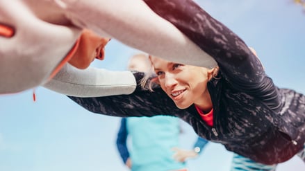 Frauen treiben seltener Sport als Männer, dabei profitiert ihr Herz stärker davon. 