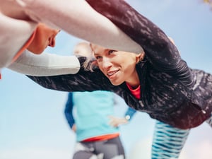 Frauen treiben seltener Sport als Männer, dabei profitiert ihr Herz stärker davon. 