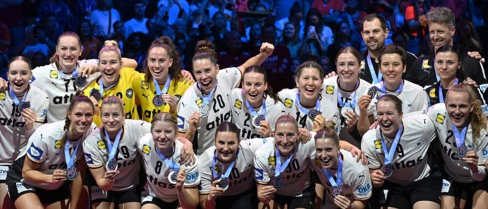 Die deutschen Handballerinnen freuen sich über WM-Silber.