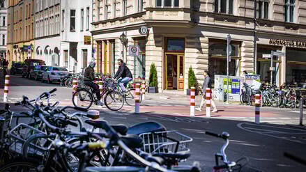 Sogenannte Modalfilter verhindern Durchgangsverkehr an der Kreuzung Tucholskystraße / Auguststraße in Berlin-Mitte.