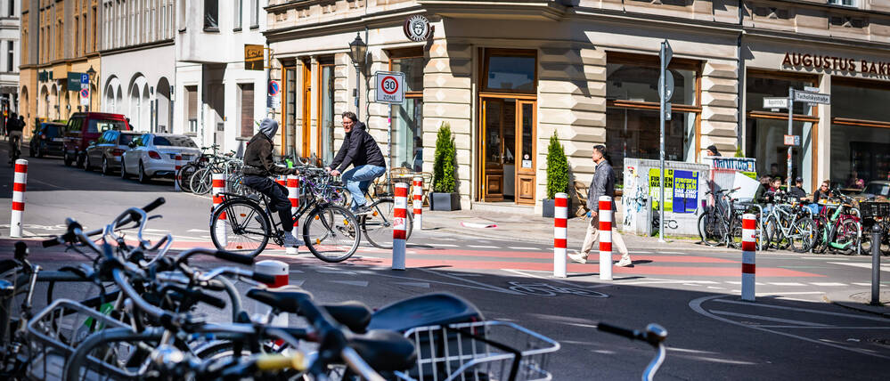 Sogenannte Modalfilter verhindern Durchgangsverkehr an der Kreuzung Tucholskystraße / Auguststraße in Berlin-Mitte.