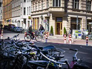 Sogenannte Modalfilter verhindern Durchgangsverkehr an der Kreuzung Tucholskystraße / Auguststraße in Berlin-Mitte.