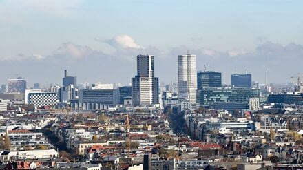 Blick auf den Potsdamer Platz (l) und die Hochhäuser Upper West mit dem Motel One und Zoofenster mit dem Hotel Waldorf Astoria am Kurfürstendamm.  