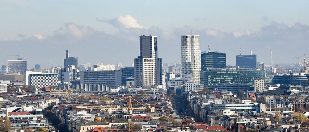 Blick auf den Potsdamer Platz (l) und die Hochhäuser Upper West mit dem Motel One und Zoofenster mit dem Hotel Waldorf Astoria am Kurfürstendamm.