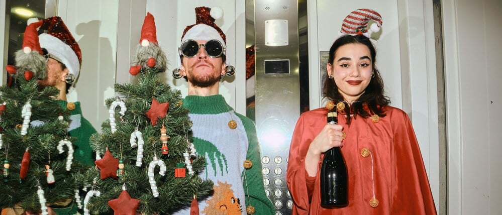 Freunde auf dem Weg zu einer Weihnachtsparty (Symbolbild)