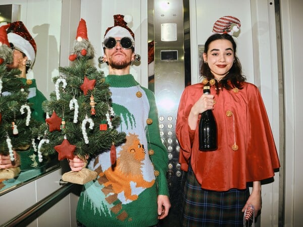 Freunde auf dem Weg zu einer Weihnachtsparty (Symbolbild)