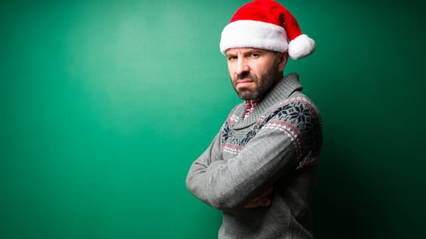 Ein grimmig blickender Mann mit einer Nikolausmütze.