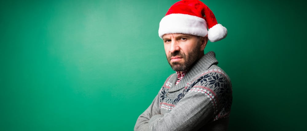 Ein grimmig blickender Mann mit einer Nikolausmütze.