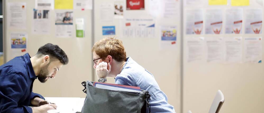 Auf Jobsuche. Die Zahl der Menschen, die keine passende Arbeit finden, bleibt hoch – trotz vieler offener Stellen.