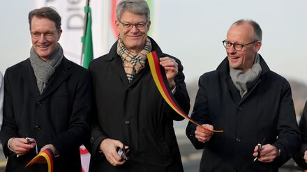 Symbolische Freigabe: NRW-Ministerpräsident Hendrik Wüst, Bundesverkehrsminister Patrick Schnieder und Bundeskanzler Friedrich Merz auf der Rahmedetalbrücke.