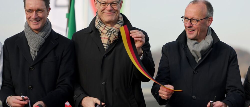 Symbolische Freigabe: NRW-Ministerpräsident Hendrik Wüst, Bundesverkehrsminister Patrick Schnieder und Bundeskanzler Friedrich Merz auf der Rahmedetalbrücke.