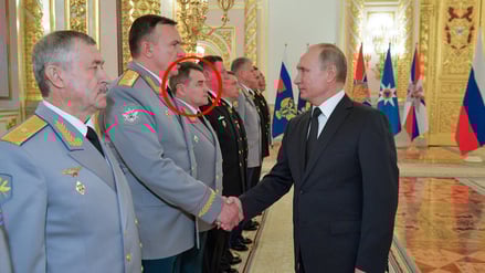 Generalleutnant Fanil Sarwarow – hier auf einer Veranstaltung mit Putin 2028 – diente zuletzt als Abteilungsleiter im russischen Generalstab.