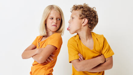 Provozieren und konkurrieren: Geschwisterrivalität kann Eltern in den Wahnsinn treiben.