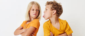Provozieren und konkurrieren: Geschwisterrivalität kann Eltern in den Wahnsinn treiben.