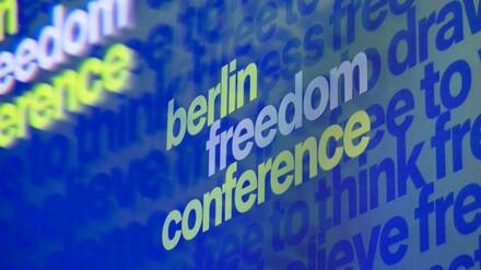 Schriftzug der Berlin Freedom Conference auf einem Bildschirm am 10. November 2025.
