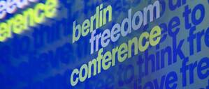 Schriftzug der Berlin Freedom Conference auf einem Bildschirm am 10. November 2025.