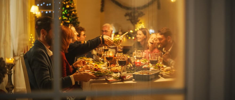 Eine glückliche Familie versammelt sich zu Hause zu einem traditionellen Weihnachtsessen mit Gans.