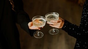 Zum Jahreswechsel boomt der Champagner-Verkauf. Eigenmarken der Lebensmittelriesen versprechen Prickeln unter 20 Euro. Unser Weinexperte hat sie probiert.