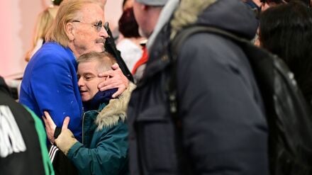 Seit 1995 organisiert der Sänger Frank Zander Weihnachtsessen für Arme und Obdachlose.