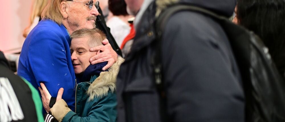 Seit 1995 organisiert der Sänger Frank Zander Weihnachtsessen für Arme und Obdachlose. 