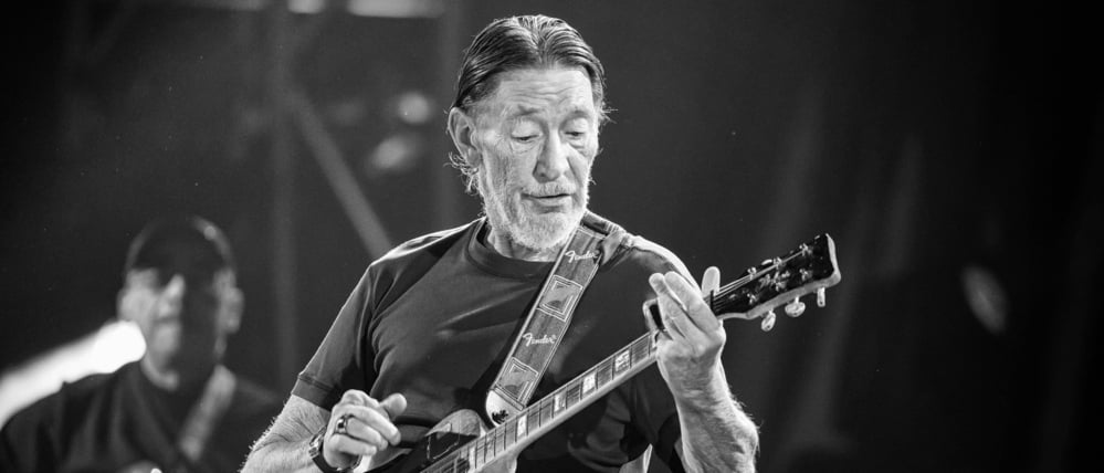 Der Sänger und Gitarrist Chris Rea bei einem Konzert.  