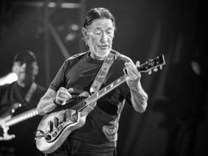 Der Sänger und Gitarrist Chris Rea bei einem Konzert.  