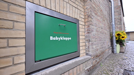 Die Babyklappe am Alexiander St.-Josefs-Krankenhaus in Potsdam wurde 2023 wiedereröffnet. Sie ist bis heute das einzige derartige Angebot im Land Brandenburg.