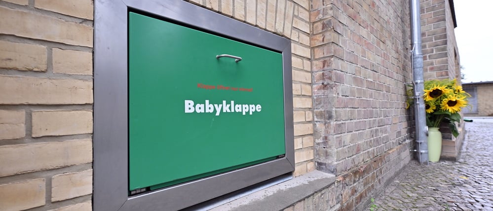 Die Babyklappe am Alexiander St.-Josefs-Krankenhaus in Potsdam wurde 2023 wiedereröffnet. Sie ist bis heute das einzige derartige Angebot im Land Brandenburg.