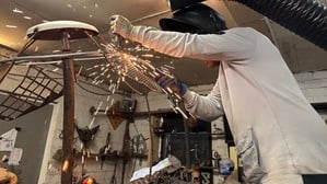 Oscar Schulz (StahlArt) aus Friedrichshagen arbeitet in seiner Werkstatt am Müggelsee an seinen Kunstwerken.