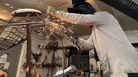 Oscar Schulz (StahlArt) aus Friedrichshagen arbeitet in seiner Werkstatt am Müggelsee an seinen Kunstwerken.