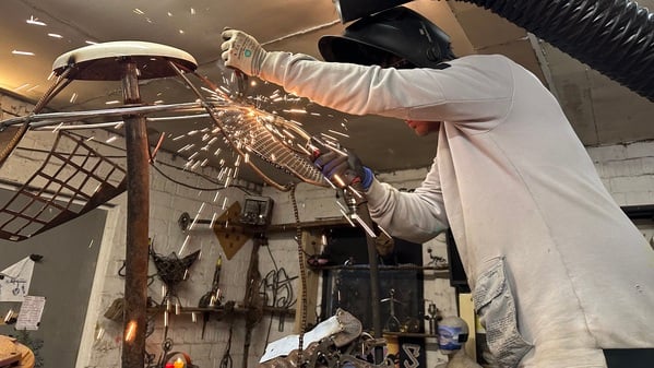 Oscar Schulz (StahlArt) aus Friedrichshagen arbeitet in seiner Werkstatt am Müggelsee an seinen Kunstwerken.