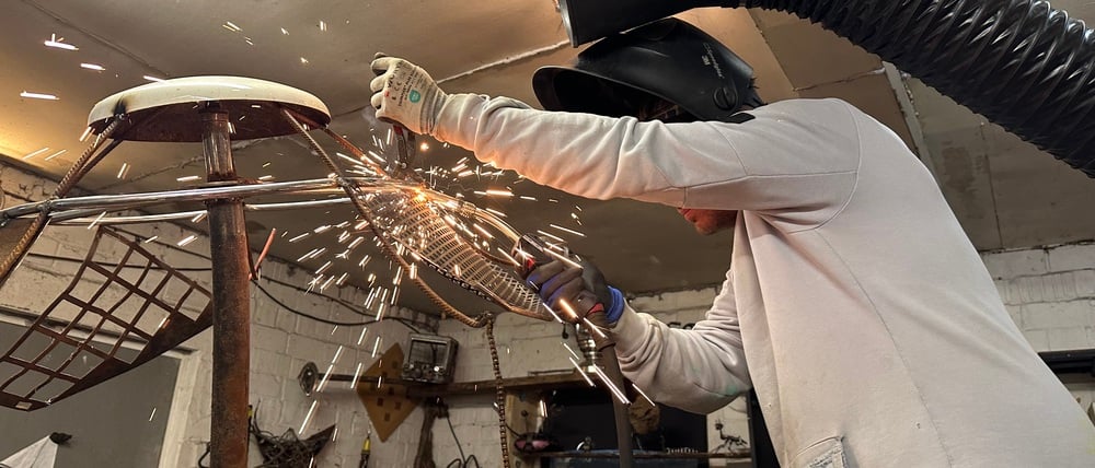 Oscar Schulz (StahlArt) aus Friedrichshagen arbeitet in seiner Werkstatt am Müggelsee an seinen Kunstwerken.