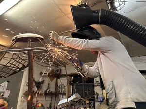 Oscar Schulz (StahlArt) aus Friedrichshagen arbeitet in seiner Werkstatt am Müggelsee an seinen Kunstwerken.