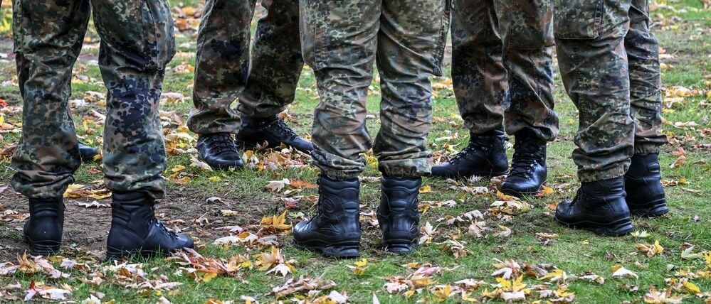 Soldaten der Bundeswehr stehen vor dem feierlichen Gelöbnis im Stadtpark zusammen. (Symbolbild)