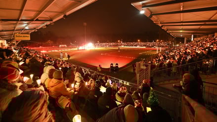Alle drei Haupttribünen im Stadion waren gut gefüllt mit Menschen, die gemeinsam singen wollten.