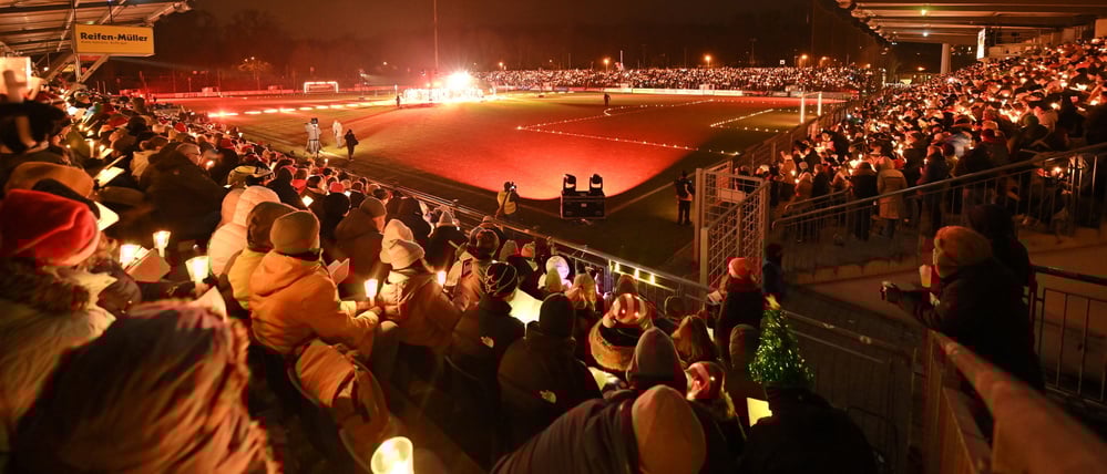 Alle drei Haupttribünen im Stadion waren gut gefüllt mit Menschen, die gemeinsam singen wollten.