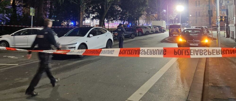 In Gießen fuhr ein Auto in eine Bushaltestelle und verletzte mehrere Menschen. 