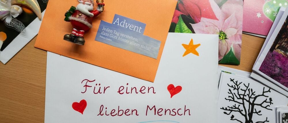 Immer eine gute Idee: Sich ein bisschen um einsame Nachbarn oder Bekannte kümmern. (Symbolbild)