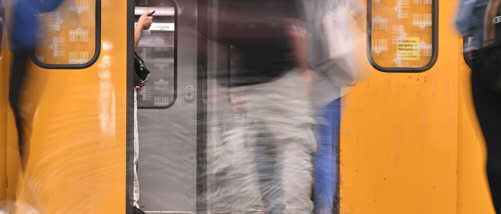 Auch an den Weihnachtstagen fahren die Busse und Bahnen der BVG durch die Hauptstadt: An Heiligabend nach Samstagsfahrplan, an den beiden Weihnachtsfeiertagen nach Sonntagsfahrplan. (Archivbild)